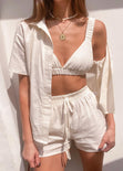 Short de tiro alto con elástico en cintura color beige, marfil, blanco para mujer - Flashy
